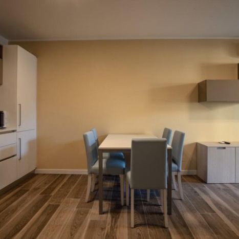 Aparthotel con cucina, soggiorno e divano letto. 