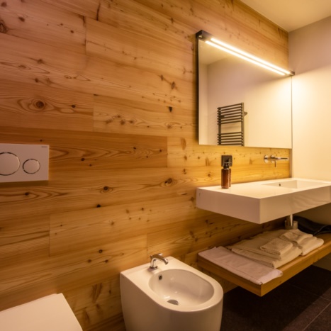bagno con rivestimento in larice 