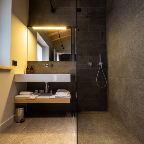 bagno su misura con mensola in larice 
