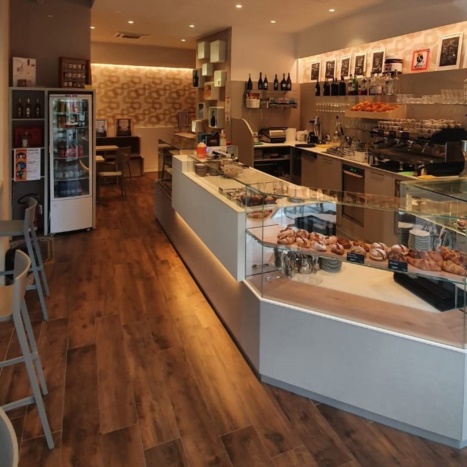 Bancone Bar in laminato bianco e laminato effetto tessuto 