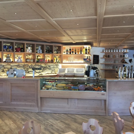Birrificio Bierkneipe in abete spazzolato con contro soffitto 
