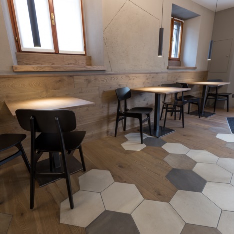 Bar Artico pavimento rovere e piastrelle 