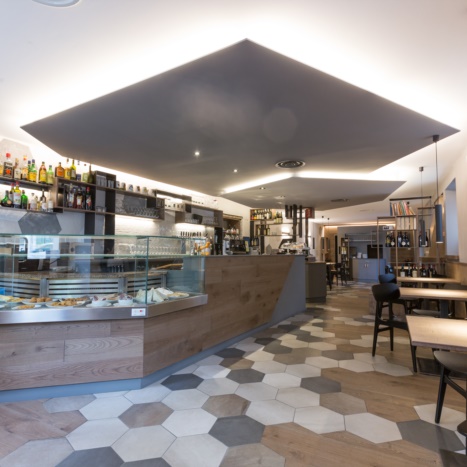 Bar Artico restylilng con pavimento in rovere e piastrella 