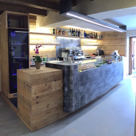 Bar in legno vecchio con frontale in ferro trattato 