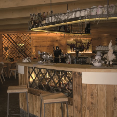 Arredo Bar in legno di Abete Vecchio con parti in ferro e pietra 