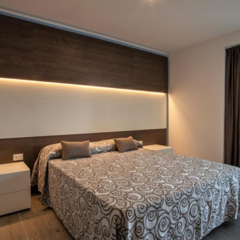 Camera Hotel con illuminazione led e comodini laccati 