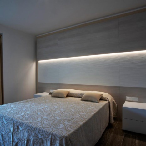 Camera Hotel Miramare in laminato con luce led a parete 