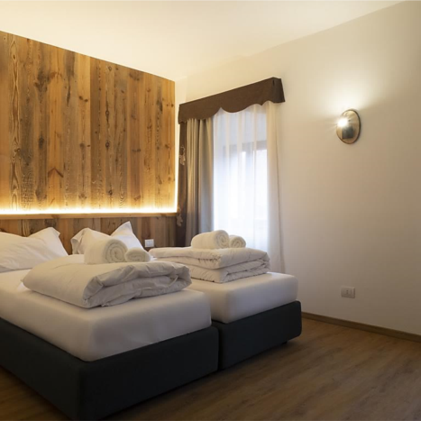 Camera legno vecchio con letti imbottiti Valtempo Pesariis 