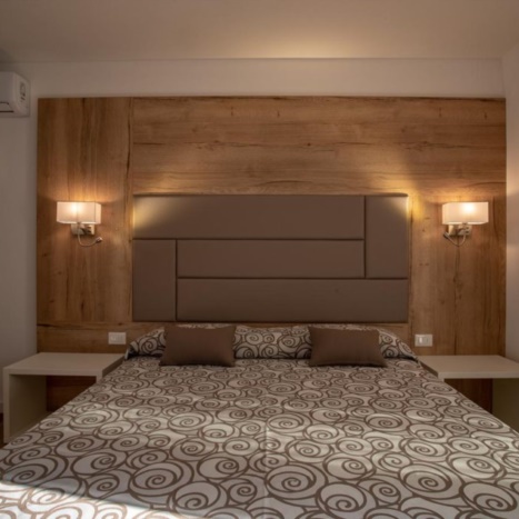Camera Miramare in rovere con pannello centrale in Similpelle 