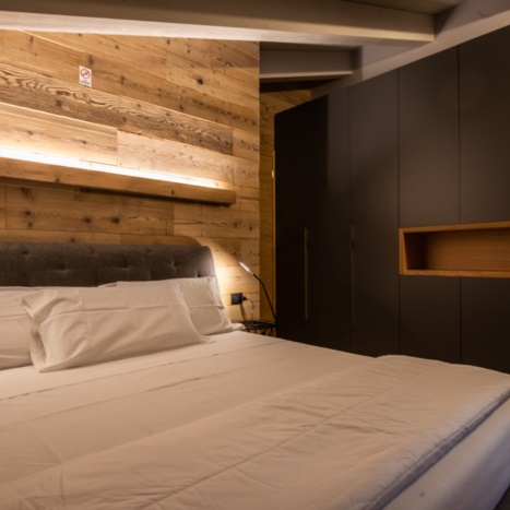 camere su misura in legno vecchio e laccato antracite 
