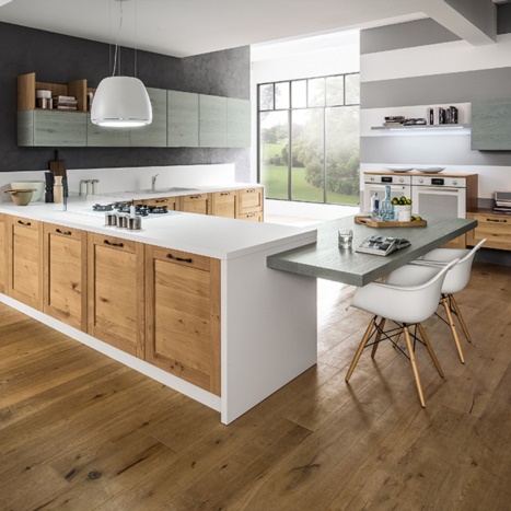 Cucina Curry con ante in Rovere tinto Naturale e Cielo. Sedia scocca legno e seduta in polipropilene 