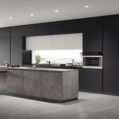 cucina con ante finitura fenix nero e telaio in alluminio 