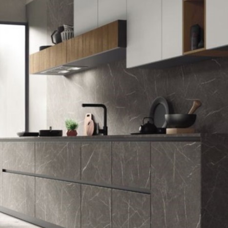 cucina con basi in hpl grafite, pensili in vetro opaco bianco e telaio in alluminio 