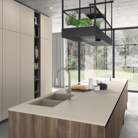cucina con frontali laccati e struttura laminato legno 