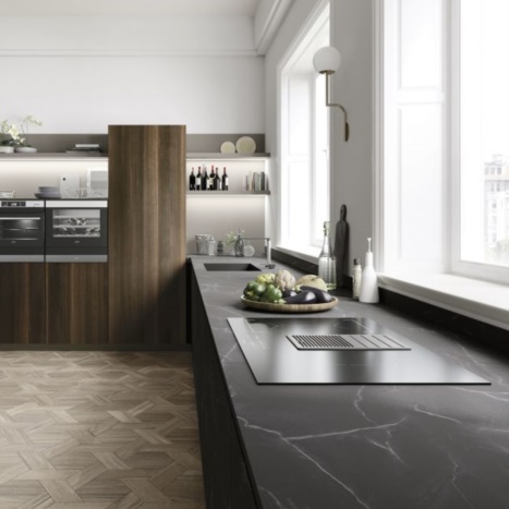 cucina con parti inmpiallaciate eucalipto e hpl kandia black; piano cottura induzione 