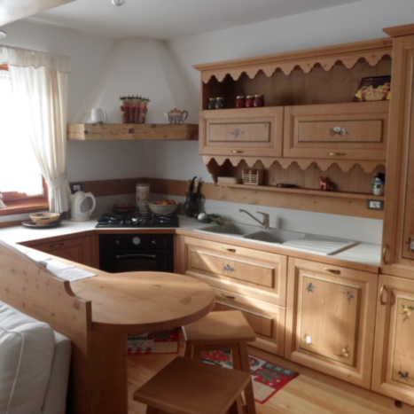 Realizziamo e progettiamo con te cucine classiche e contemporanee decorate a mano 