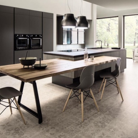Cucina Primavera tinta antracite. Tavolo rovere massello. Sedie legno con seduta polipropilene 
