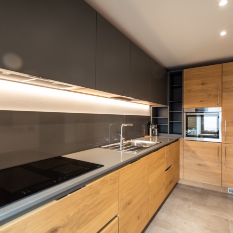 cucina su misura in rovere ed antracite 