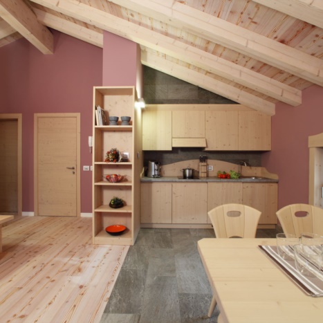 Cucina Tullia Sbiancata con piano in pietra. Pavimento in Larice. Su misura. 