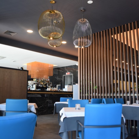 Koi Restaurant arredi in frassino tinto e particolari in oro 