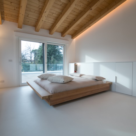 Letto in legno massello con elemento contenitore laccato bianco 