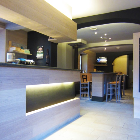 Osteria Alvise restyling bar con tavole di rovere sbiancato e pietra 