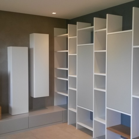 Parete soggiorno libreria laccata bianco e grigio 