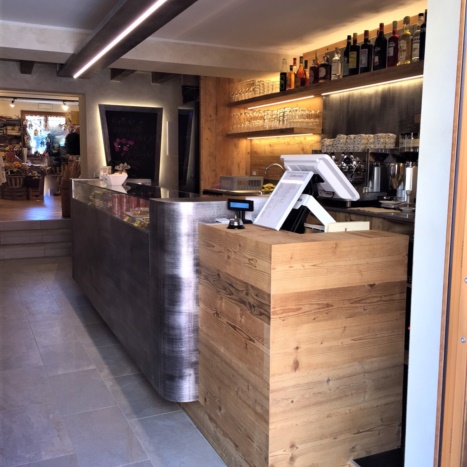 Particolare bancone Bar in legno di recupero e ferro 