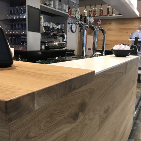Restyling bancone bar Posta con tavole di rovere nodato 