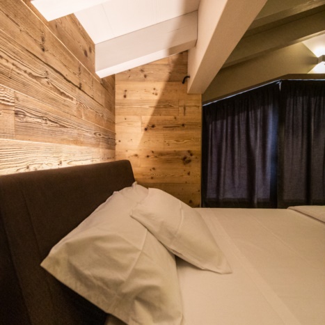 rivestimento in abete vecchio con letto imbottito 