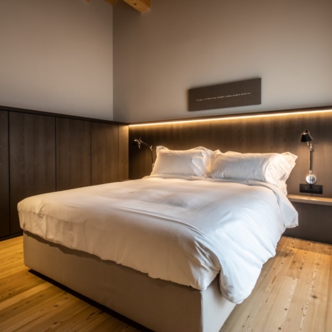rivestimento letto ed armadi in legno spazzolato antracite 