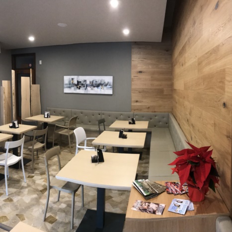 Rivestimento parete con doghe di rovere nodato e posato in senso orizzontale. 
