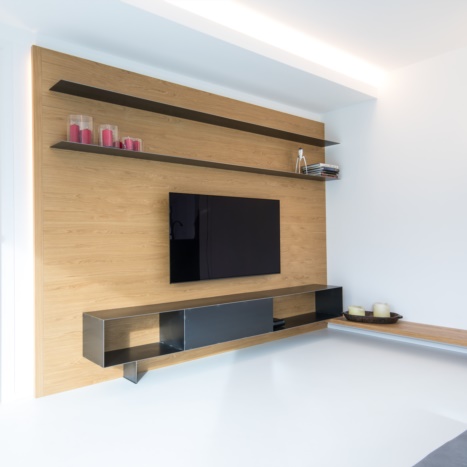 Rivestimento parete in rovere con mensole in ferro e barra led incorporata 