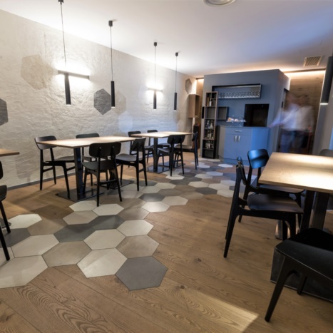Sala pranzo Bar Artico con tavolini in rovere e ferro nero 