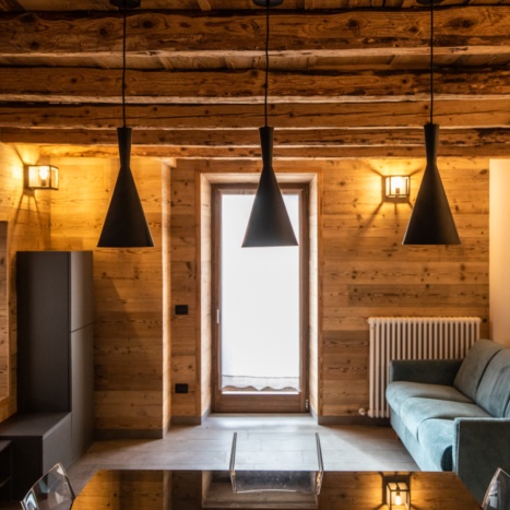 soffitto e travi in legno vecchio 