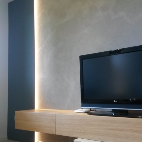 Soggiorno con elementi in rovere e laccati a campione 
