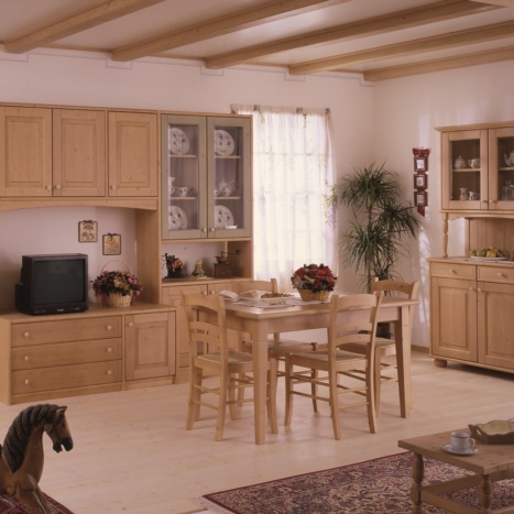Soggiorno Tirolo in abete con design rustico con tavolo , sedie e credenza due ante. 