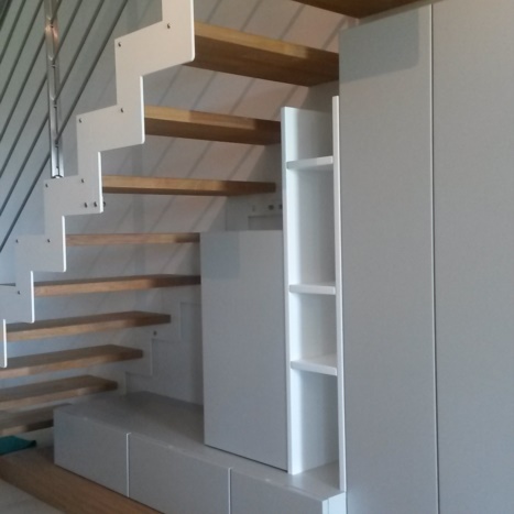 Sottoscala con elementi su misura laccati su pedana in rovere 