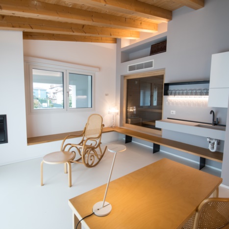 Studio con elementi in rovere, ferro elaccato bianco 