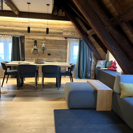 tavolo e rivestimento Sams, design Tufting 