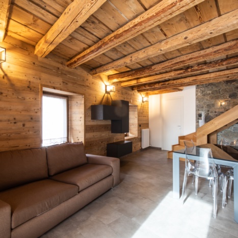 zona giorno con rivestimento in legno massello 