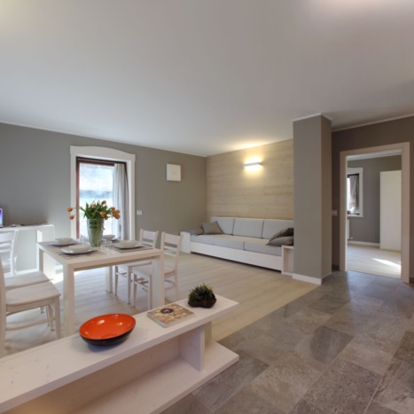 Zona giorno living in abete sbiancato design moderno. Pavimento e rivestimento in larice 
